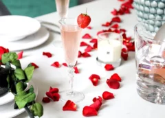 رجل بسيط يصنع الرومانسية بطريقته الخاصة: عندما ينتصر الحب على قلة الإمكانيات