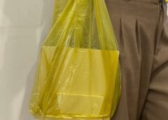 حقيبة “كيس القمامة” من Balenciaga تثير الجدل… سعرها يفوق 1700 دولار!